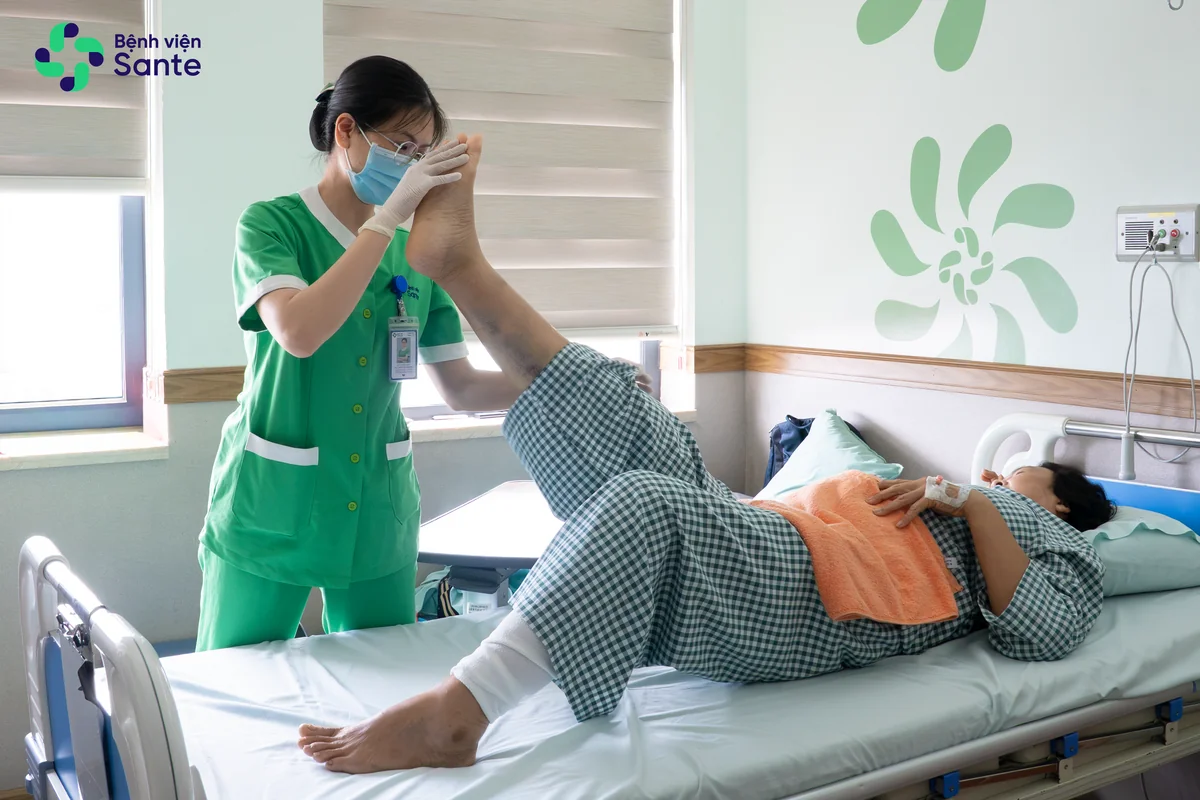 Sante Hospital physician conducting a specialized musculoskeletal consultation for a patient