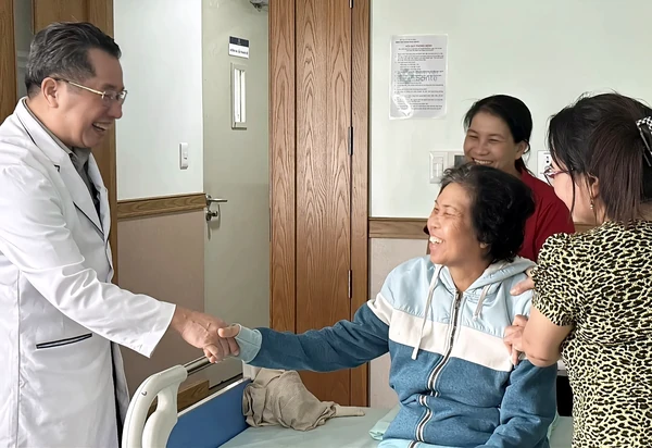 Khoảnh khắc bác sĩ Bệnh Viện Sante nắm tay chúc mừng người bệnh hồi phục sức khỏe và an tâm xuất viện cùng gia đình